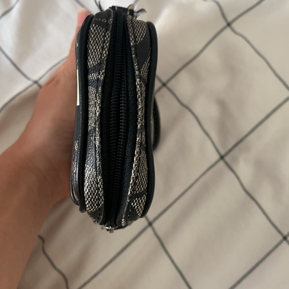 Coach wallet, good condition(mark shown in photos). - Picture 3 of 5